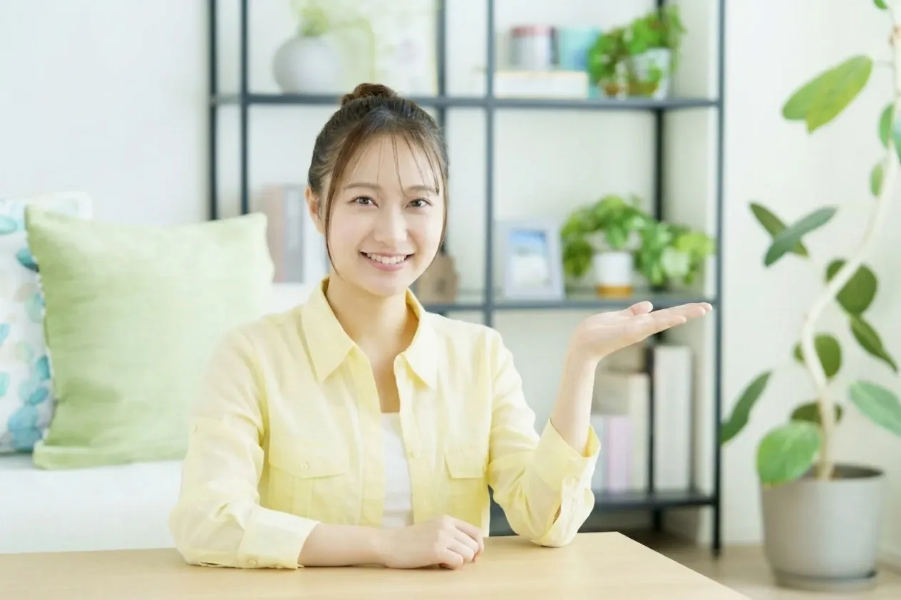 動画配信サービスの選び方を案内する女性
